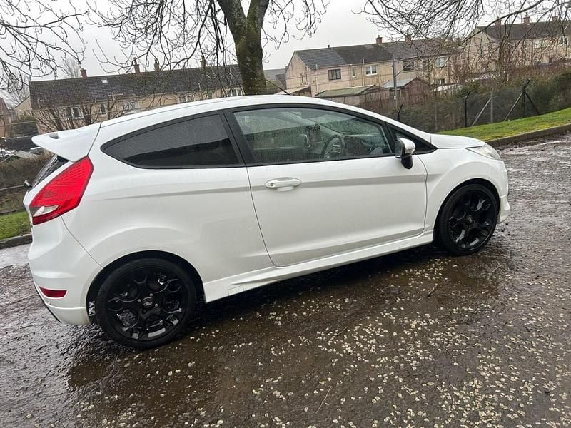 Used Ford Fiesta Metall 134 HP (98 kW) 2012 White Hatchback
