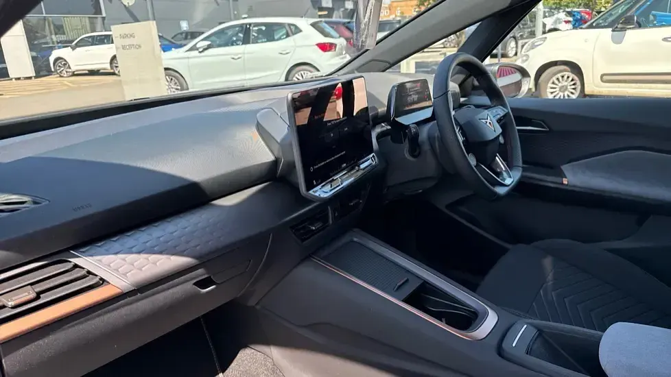 Begagnad Cupra Born e-Boost 169 kW (231 HK) 2026 Vit Halvkombi