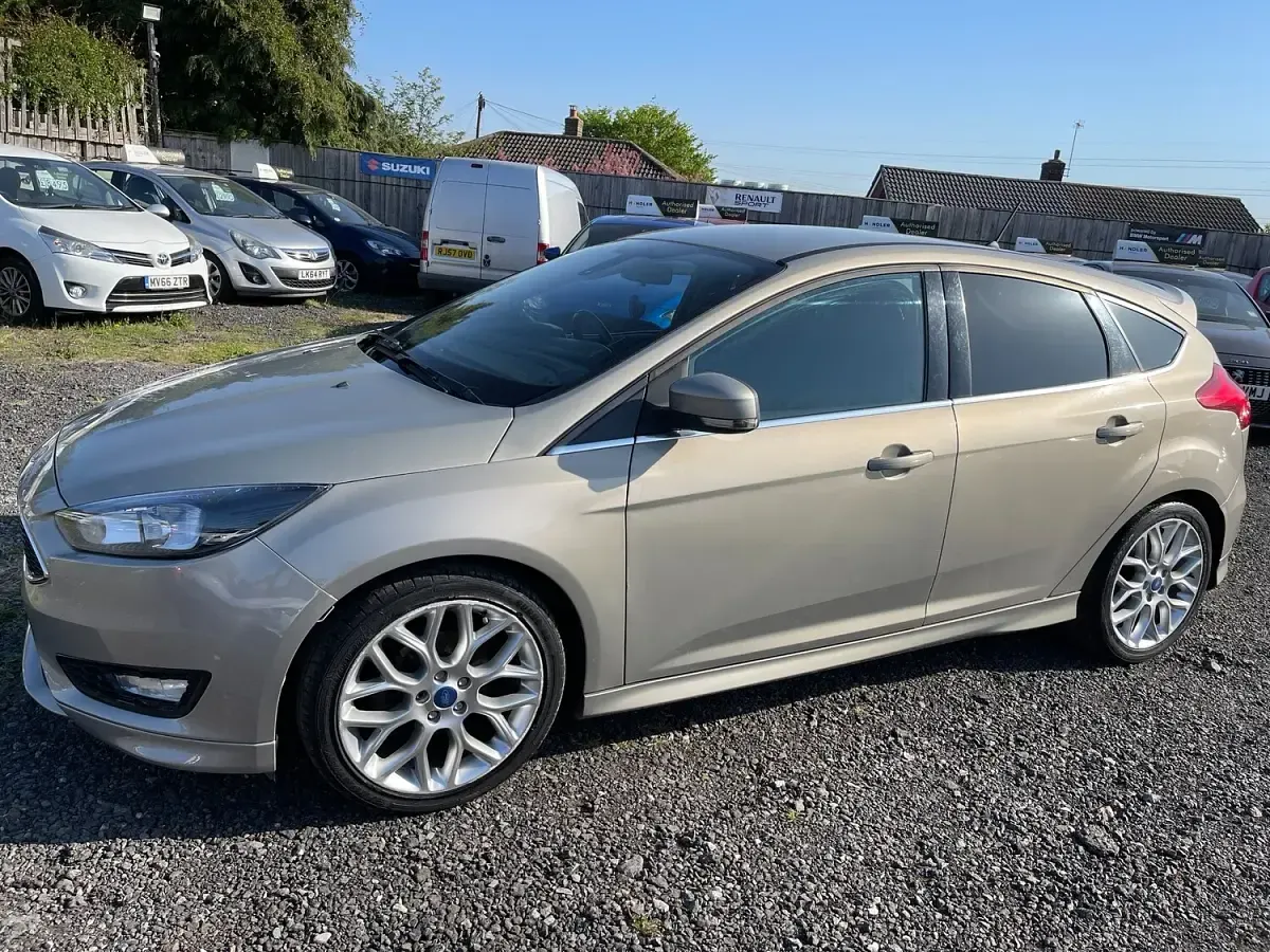 Used Ford Focus Zetec 120 HP (88 kW) 2016 Gold Hatchback