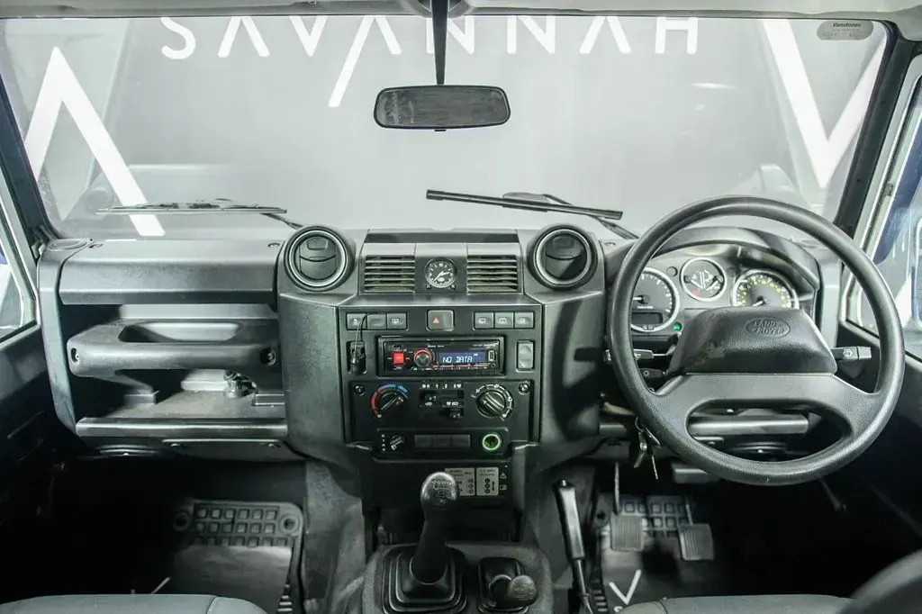 Used Land Rover Defender 122 HP (89 kW) 2015 White Hatchback