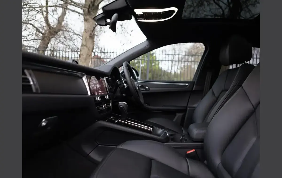 Used Porsche Macan 261 HP (191 kW) 2026 Black SUV