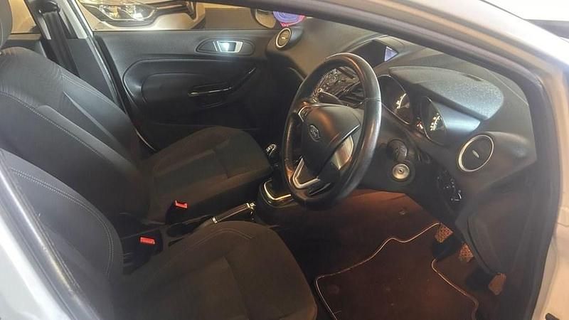 Used Ford Fiesta Zetec 75 HP (55 kW) 2015 White Hatchback