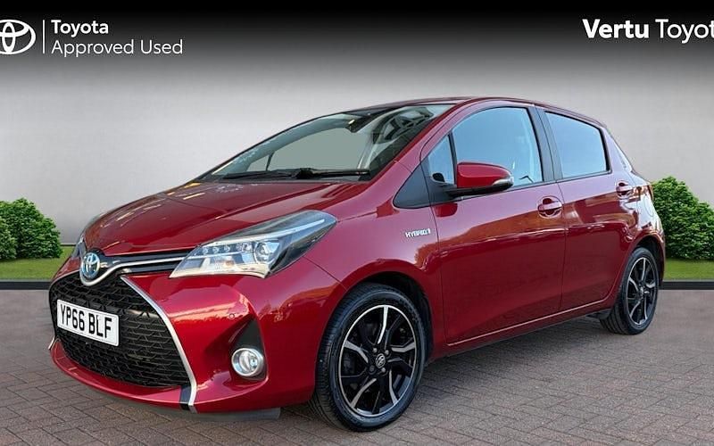 Used Toyota Yaris Hybrid Design 101 HP (74 kW) 2016 Red Hatchback