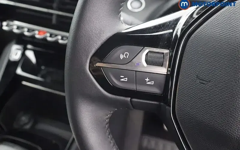 Used Peugeot e-2008 Allure+ 100 kW (136 HP) 2023 Grey SUV