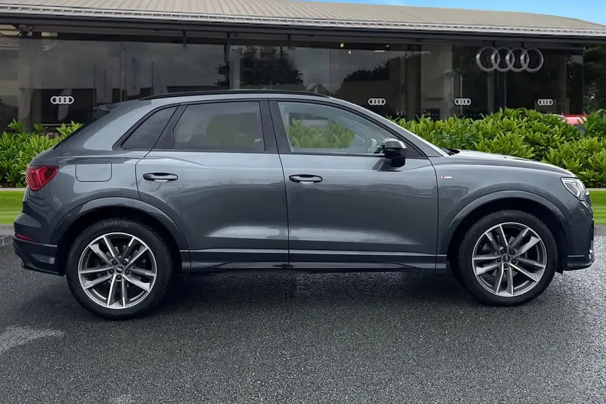 Begagnad Audi Q3 Black Edition 150 HK (110 kW) 2021 Grå SUV