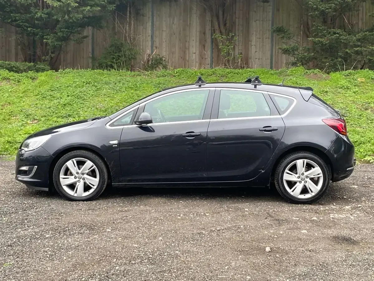 Używany Vauxhall Astra SRi 115 KM (84 kW) 2014 Czarny Hatchback