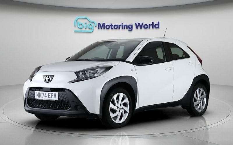 Used Toyota Aygo X PURE 72 HP (52 kW) 2024 White SUV