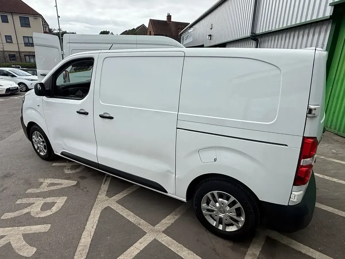 Used Vauxhall Vivaro S 100 HP (73 kW) 2020 White MPV