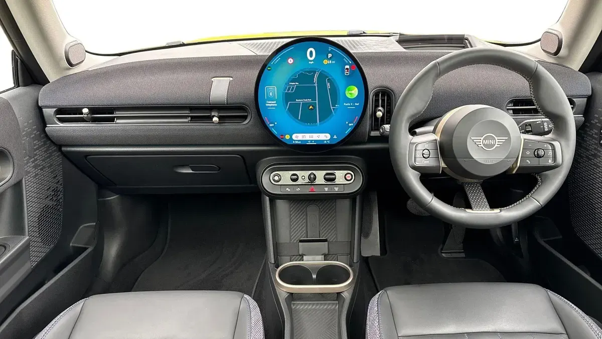Used Mini Cooper Hatch 154 HP (113 kW) 2024 Yellow Hatchback