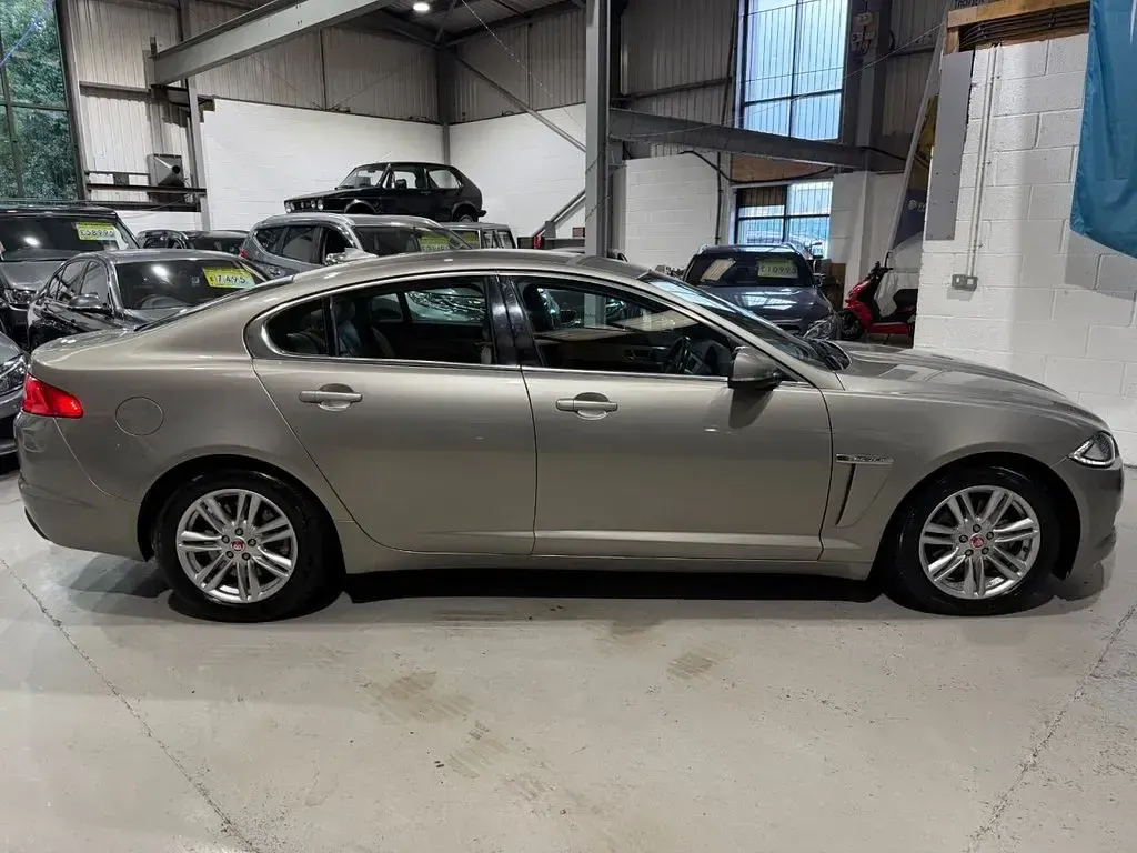 Used Jaguar XF Luxury 200 HP (147 kW) 2014 Gold Sedan