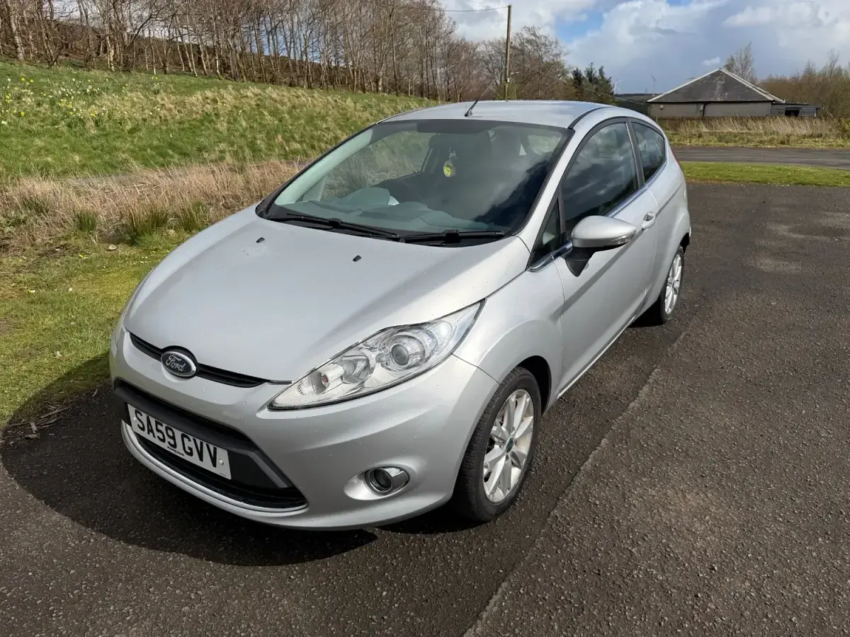 Usado Ford Fiesta Zetec 80 HP (58 kW) 2009 Prateado Citadino