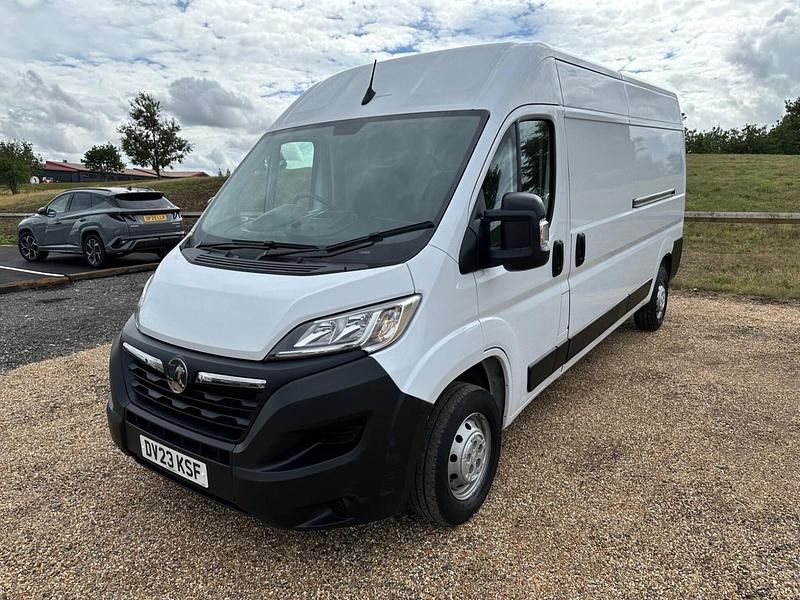 Used Vauxhall Movano S 140 HP (102 kW) 2023 White MPV