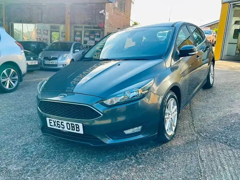 Usado Ford Focus Zetec 2015 Cinzento Citadino