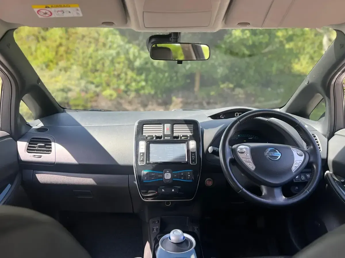 Used Nissan Leaf Tekna 80 kW (109 HP) 2013 White Hatchback