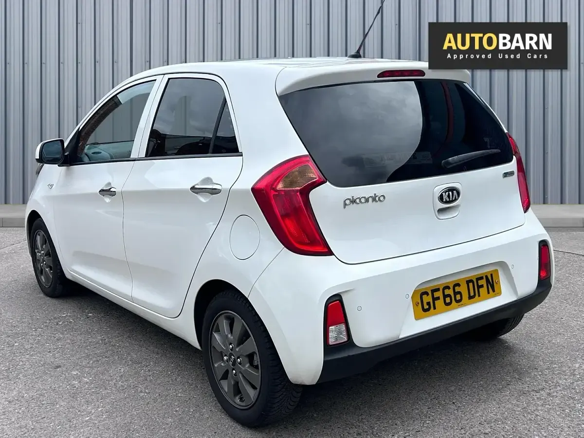 Used Kia Picanto 65 HP (47 kW) 2016 White Hatchback