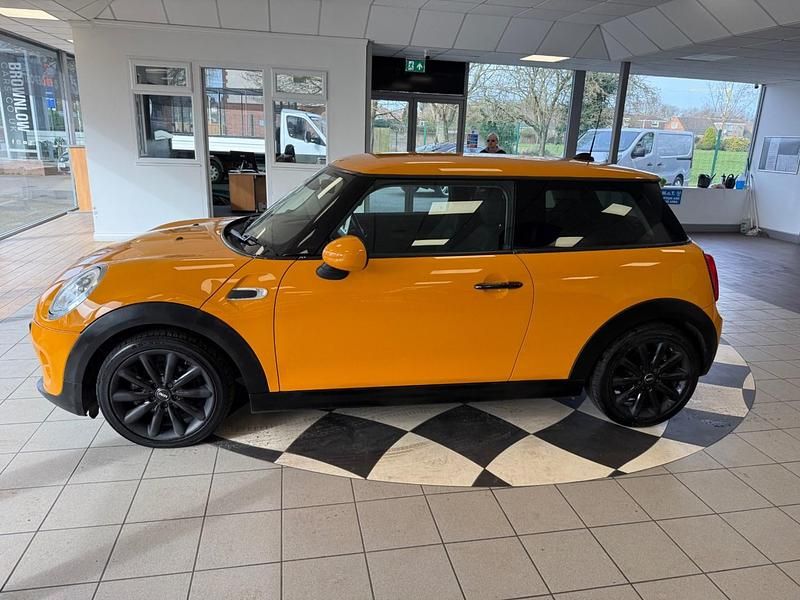 Begagnad Mini ONE Hatch 102 HK (75 kW) 2015 Orange Halvkombi