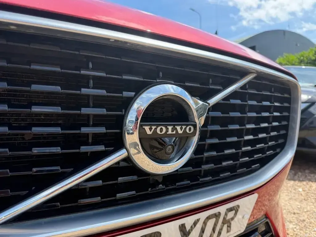 Used Volvo XC60 R-Design 250 HP (183 kW) 2018 Red SUV