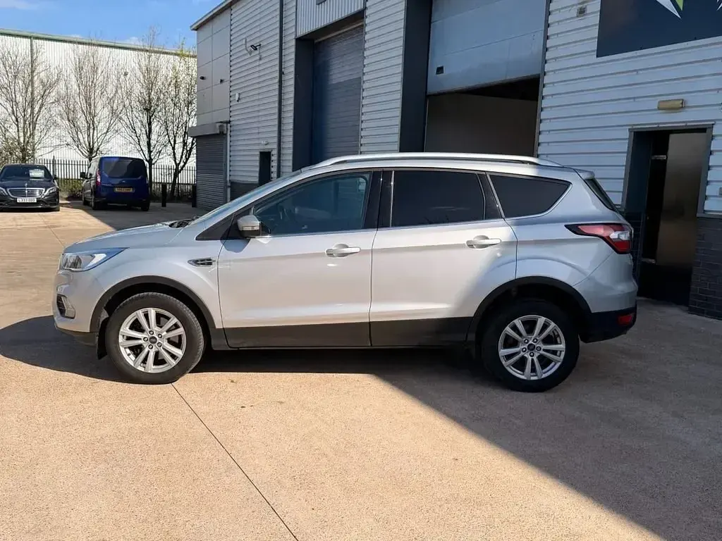 Usado Ford Kuga Zetec 120 HP (88 kW) 2018 Prateado SUV