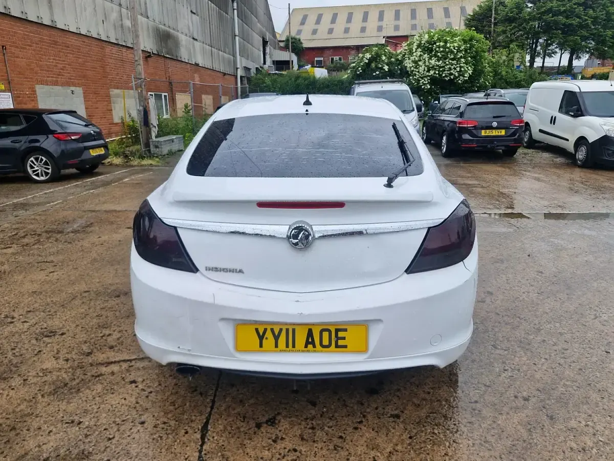 Used Vauxhall Insignia SRi 2011 White Hatchback