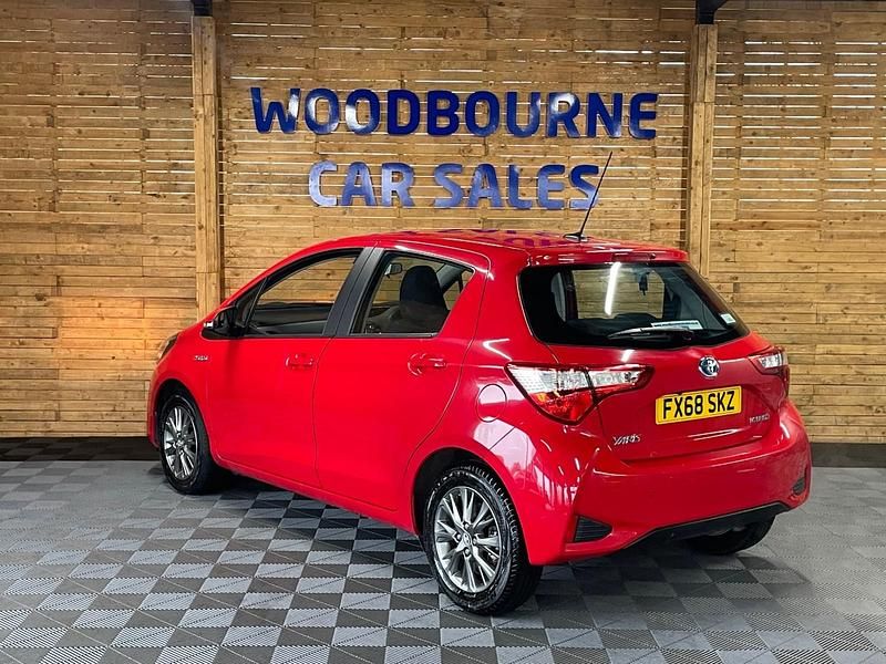 Used Toyota Yaris Hybrid 100 HP (73 kW) 2018 Red Hatchback