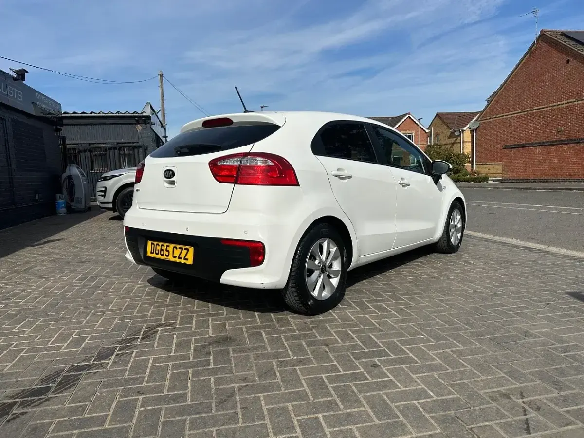 Used Kia Rio 84 HP (61 kW) 2015 White Hatchback