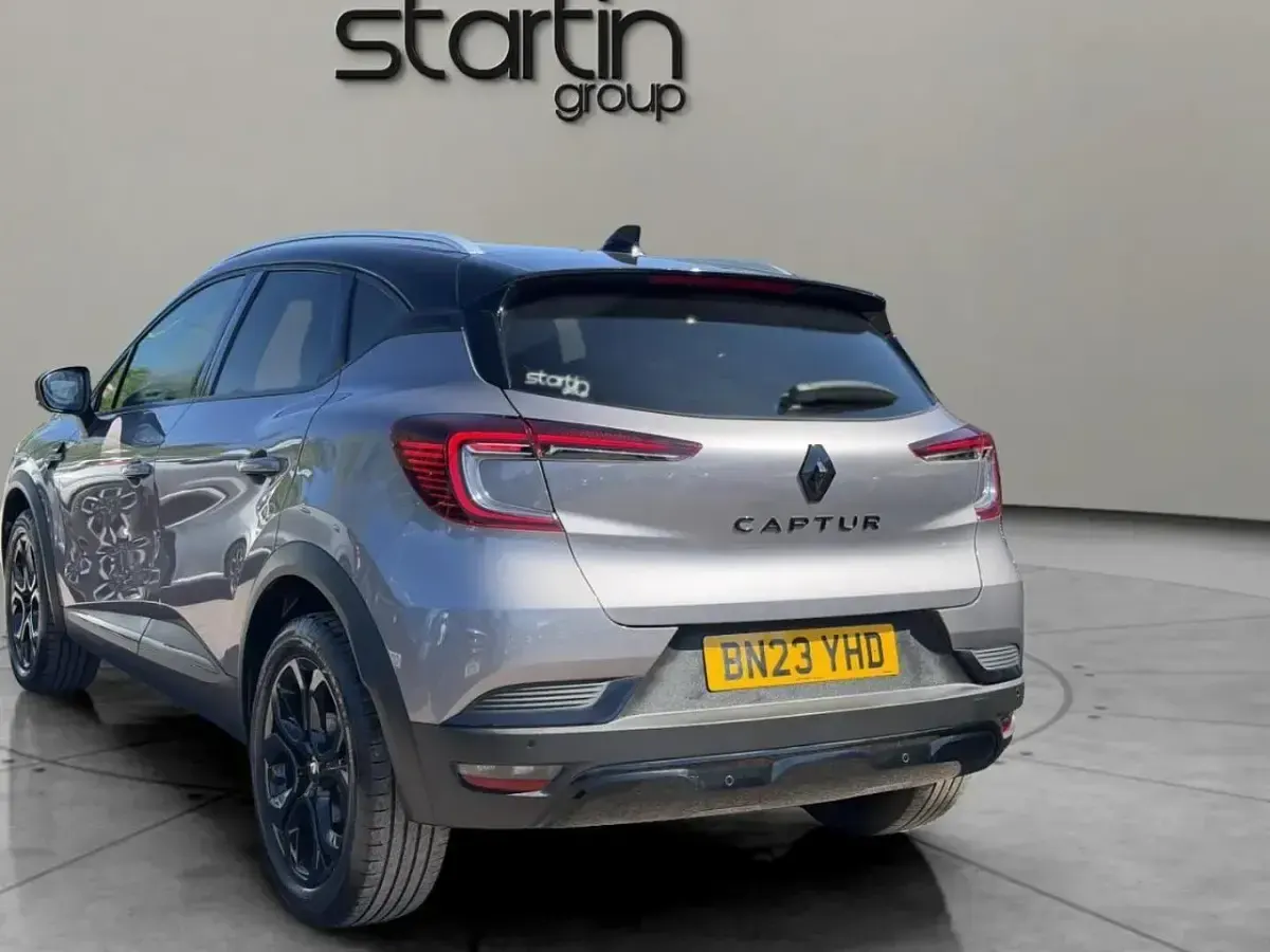 Usado Renault Captur Rive Gauche 89 HP (65 kW) 2023 Cinzento SUV