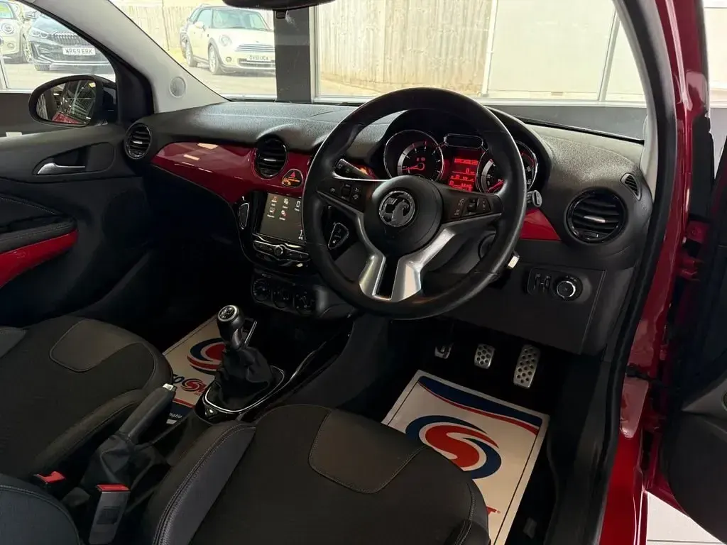 Begagnad Vauxhall Adam S 70 HK (51 kW) 2018 Röd Halvkombi
