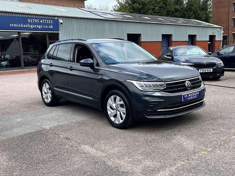Begagnad VW Tiguan Life 2022 Grå SUV