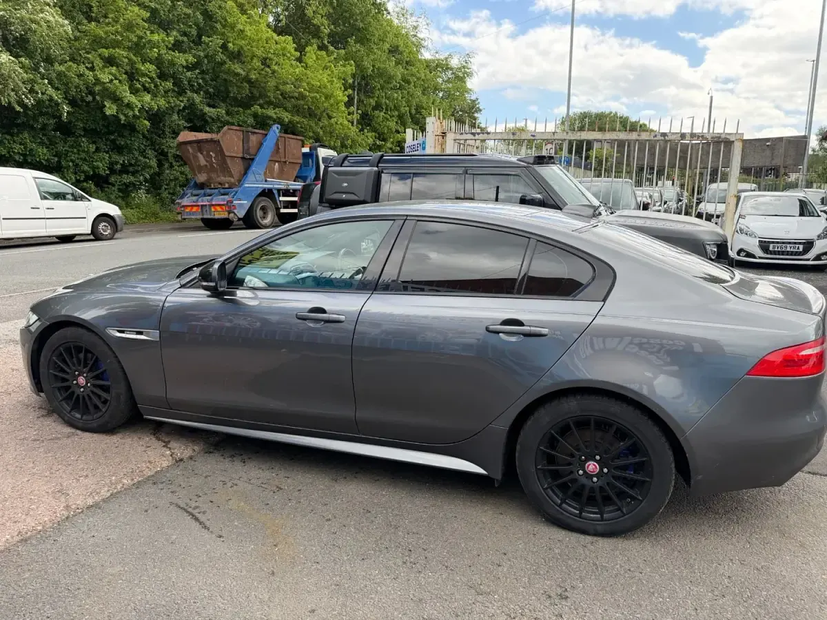 Gebraucht Jaguar XE R-Sport 163 PS (119 kW) 2017 Grau Limousine