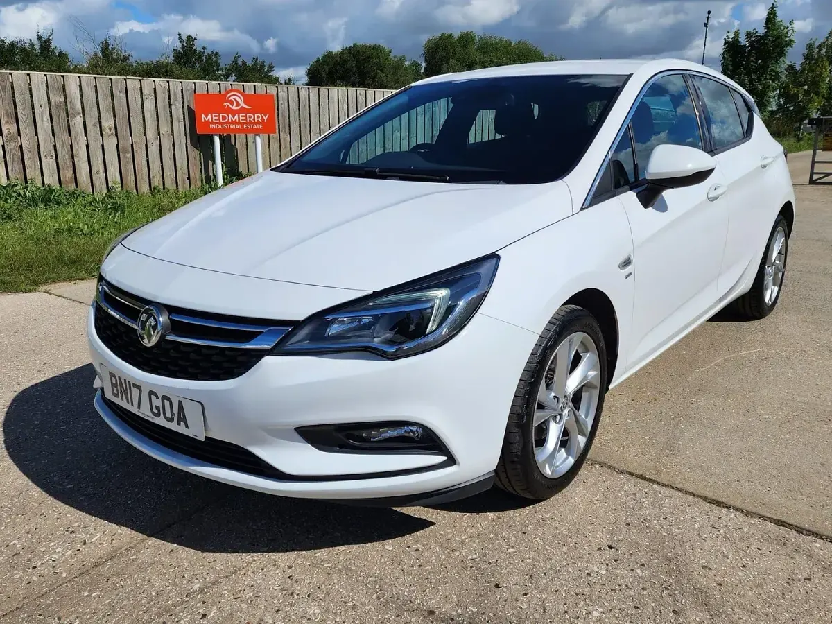 Used Vauxhall Astra SRi 150 HP (110 kW) 2017 White Hatchback