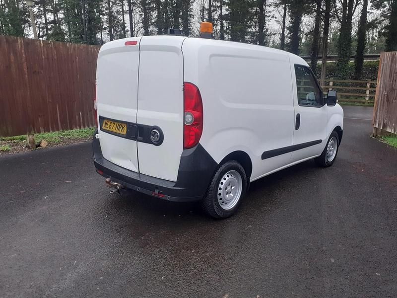 Used Vauxhall Combo 95 HP (69 kW) 2018 White MPV