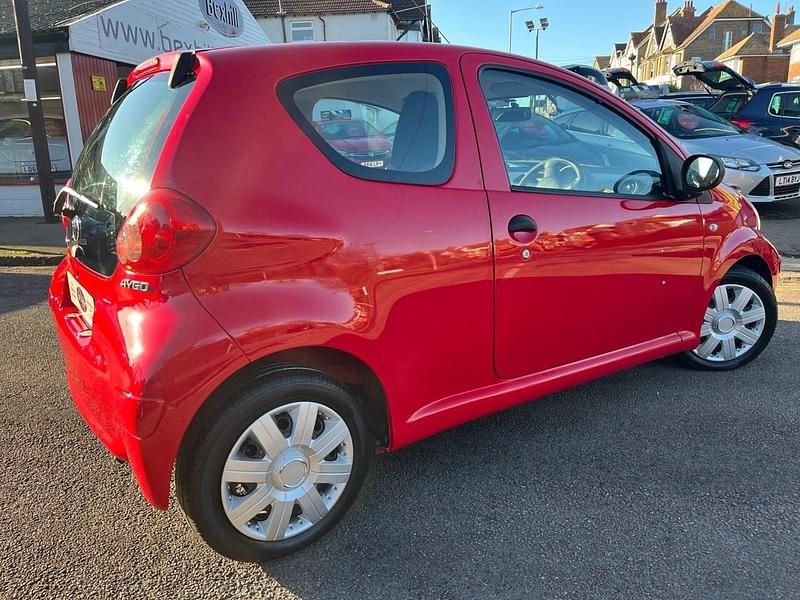 Begagnad Toyota Aygo 67 HK (49 kW) 2007 Röd Halvkombi