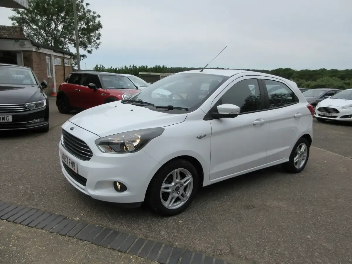 Used Ford Ka Plus Zetec 70 HP (51 kW) 2017 White Hatchback