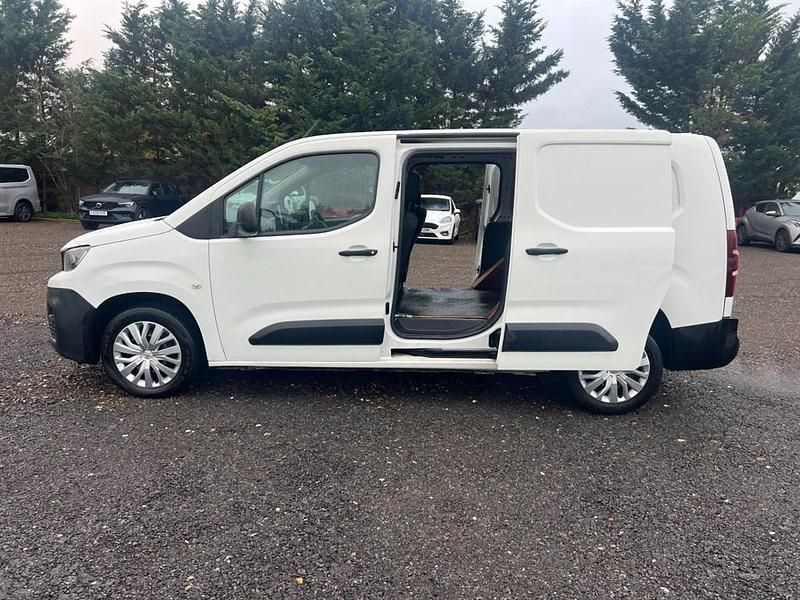 Used Peugeot Partner 100 HP (73 kW) 2019 White MPV