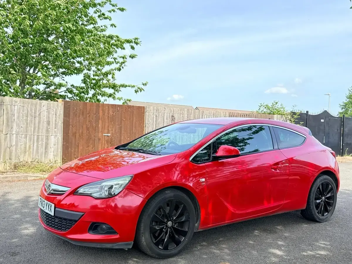 Używany Vauxhall Astra GTC SRi 140 KM (102 kW) 2013 Czerwony Hatchback