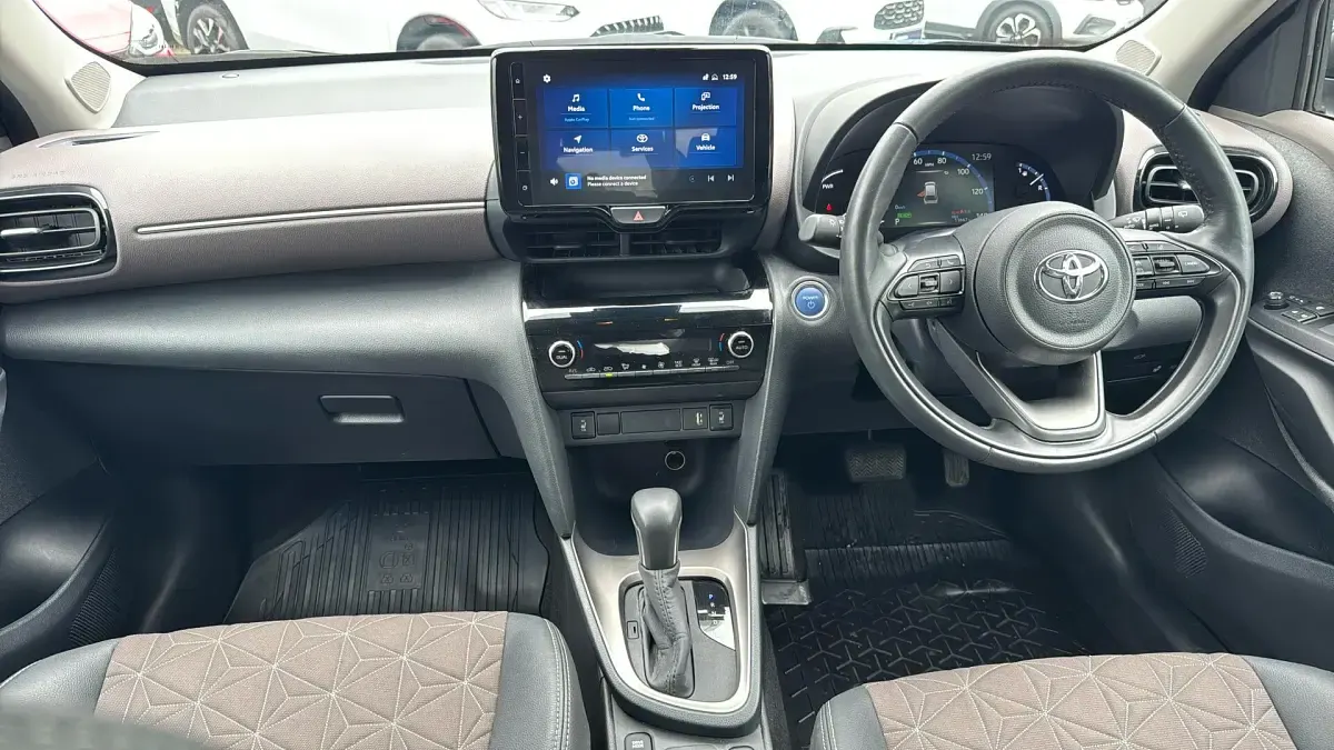 Used Toyota Yaris Hybrid 116 HP (85 kW) 2021 Blue Estate