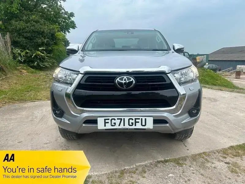 Usado Toyota HiLux 150 HP (110 kW) 2022 Prateado Pickup