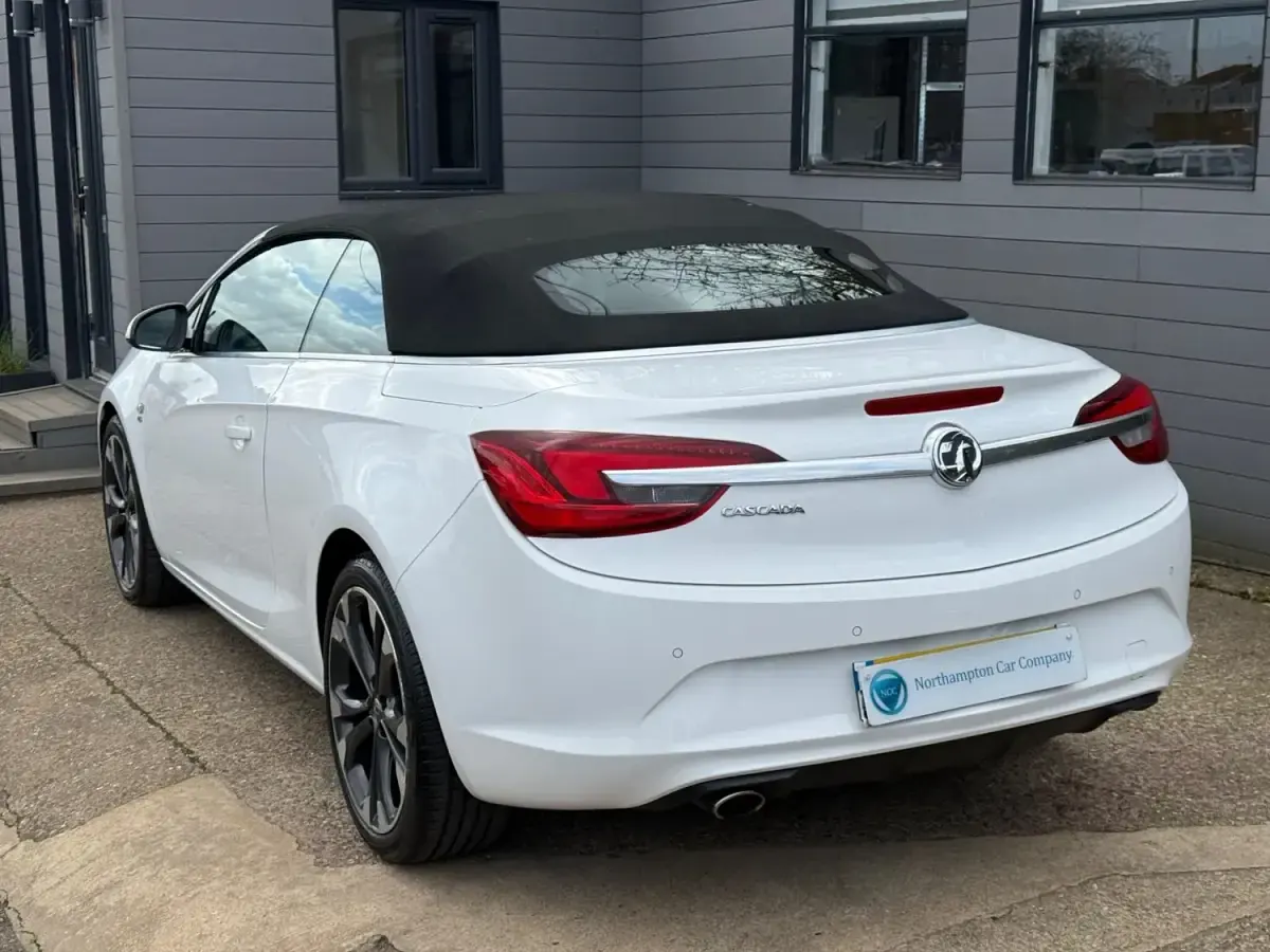 Second-hand Vauxhall Cascada Elite 140 CP (102 kW) 2015 Alb Cabrio
