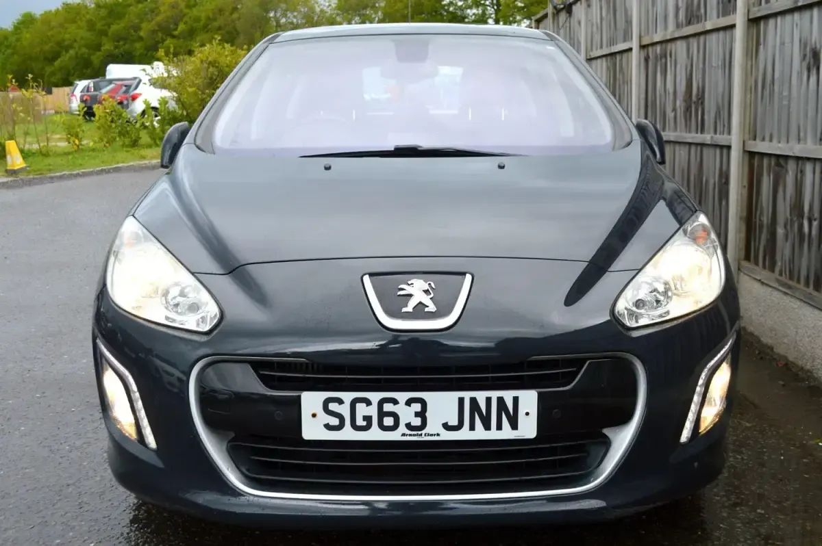Usado Peugeot 308 Active 92 CV (67 kW) 2013 Gris Utilitario