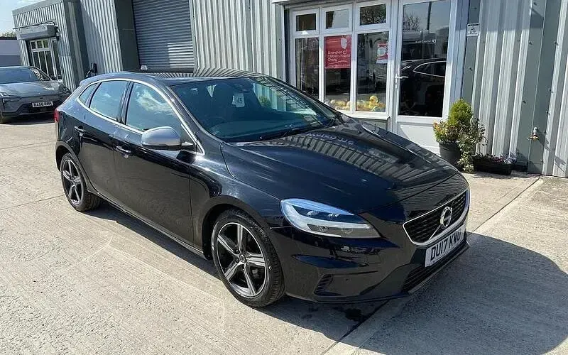 Käytetty Volvo V40 R-Design 122 HP (89 kW) 2019 Viistoperä