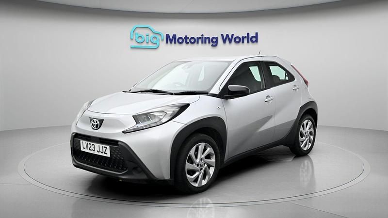 Used Toyota Aygo X PURE 71 HP (52 kW) 2023 Silver SUV