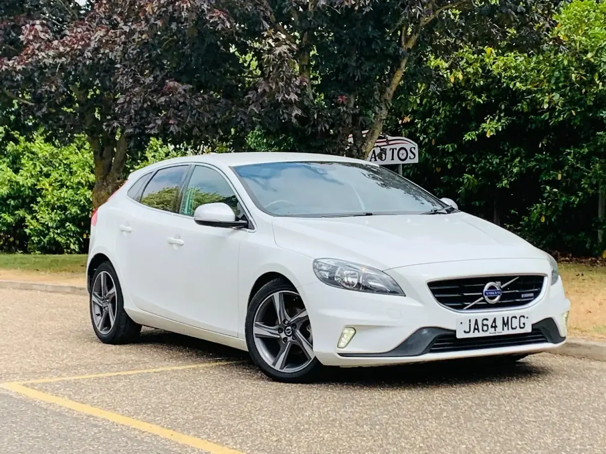 Used Volvo V40 R-Design 115 HP (84 kW) 2014 White Hatchback
