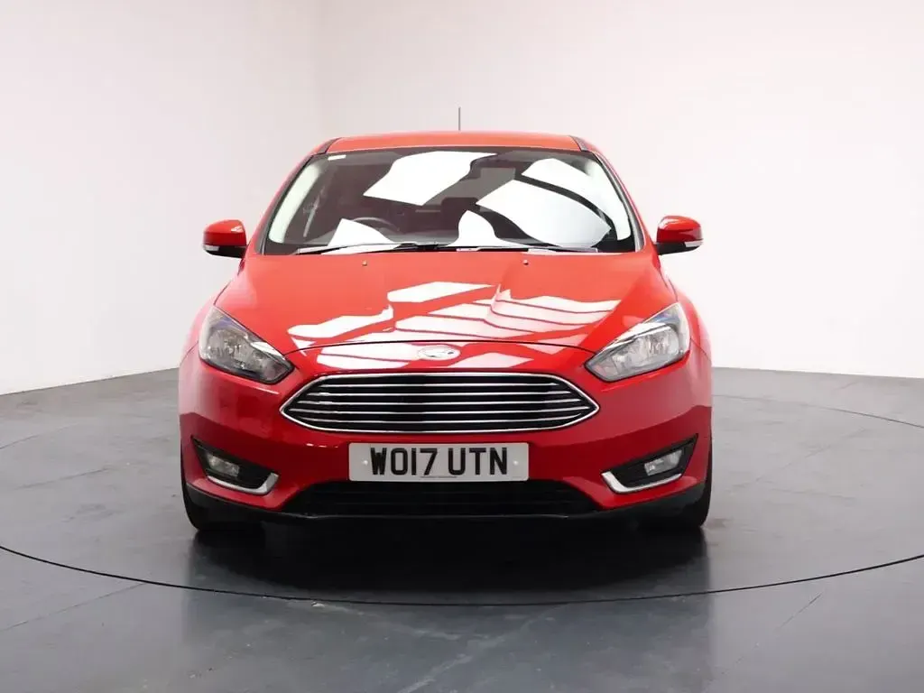 Used Ford Focus Titanium 100 HP (73 kW) 2017 Red Hatchback