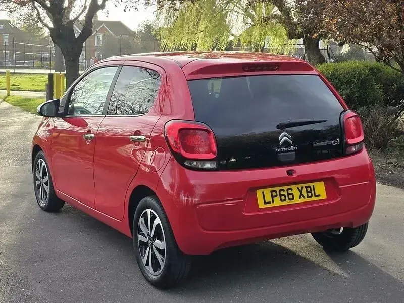 Usado Citroën C1 Flair 82 CV (60 kW) 2017 Rojo Utilitario