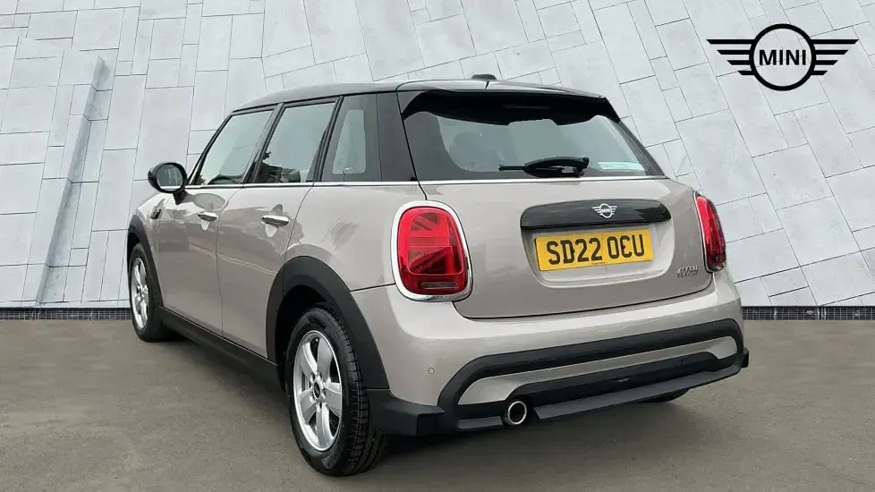 Usado Mini Cooper Classic 134 HP (98 kW) 2022 Cinzento Citadino