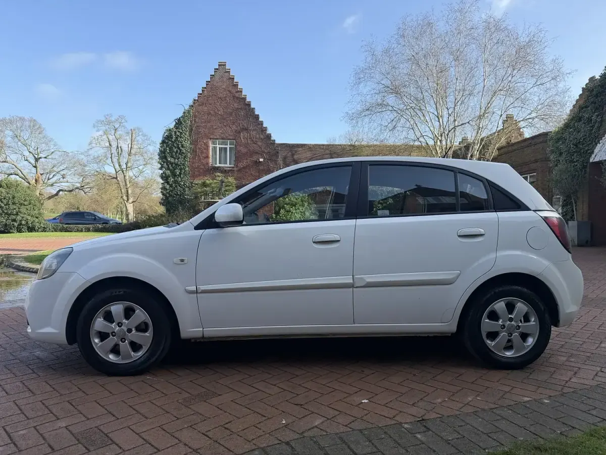 Used Kia Rio 95 HP (69 kW) 2010 White Hatchback