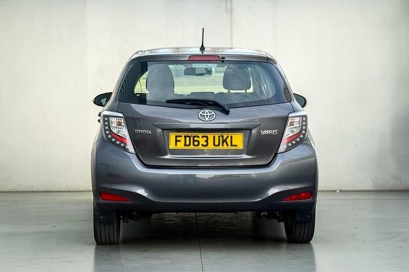 Used Toyota Yaris Multidrive S 99 HP (72 kW) 2014 Grey Hatchback