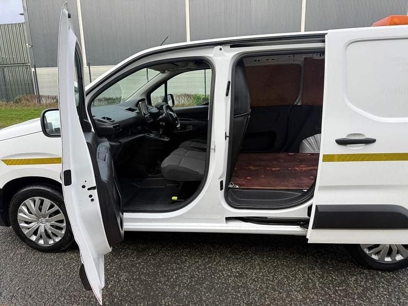 Usado Peugeot Partner 131 HP (96 kW) 2020 Branco Monovolume