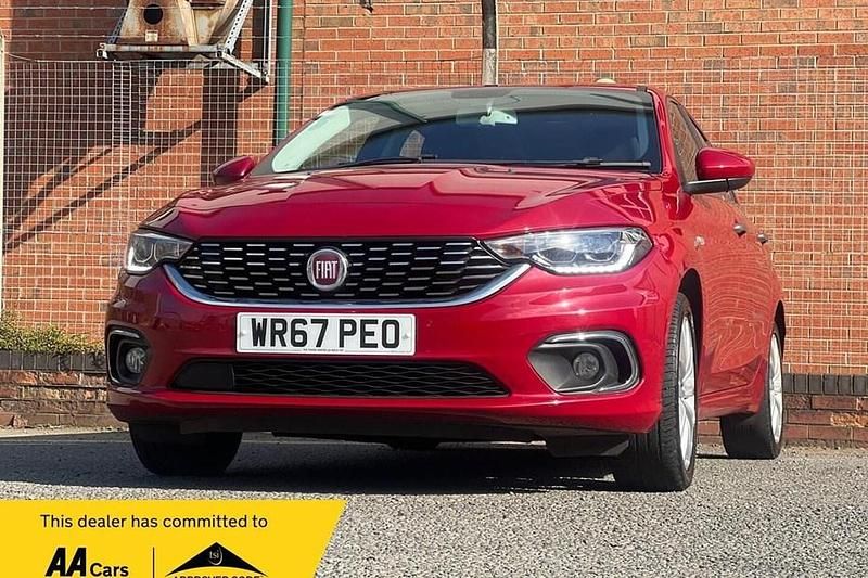 Used Fiat Tipo Lounge 95 HP (69 kW) 2017 Red Hatchback