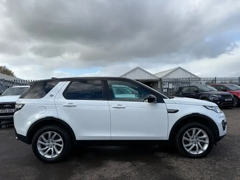 Used Land Rover Discovery 4 SE 180 HP (132 kW) 2016 White SUV